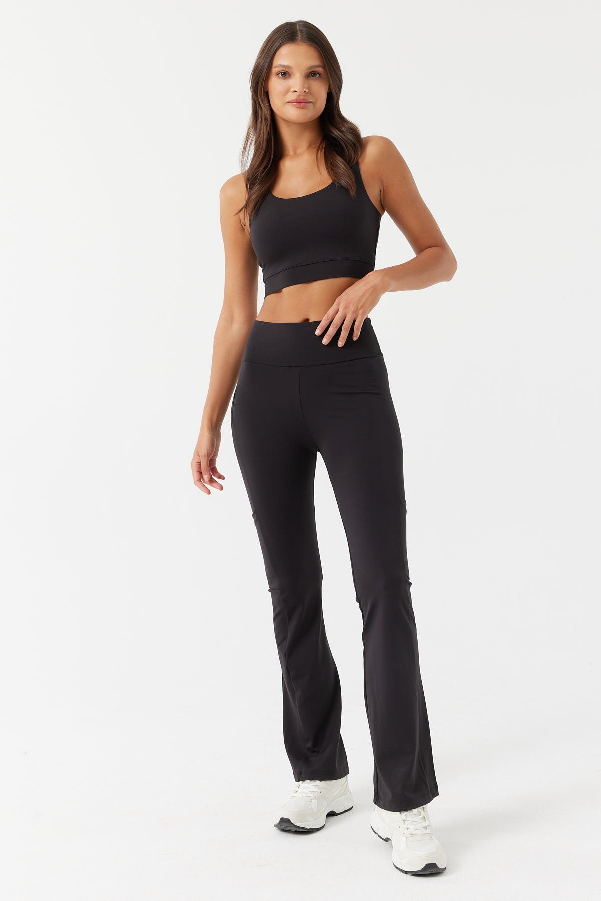 بنطال ضيق نسائي بتفاصيل جيوب 