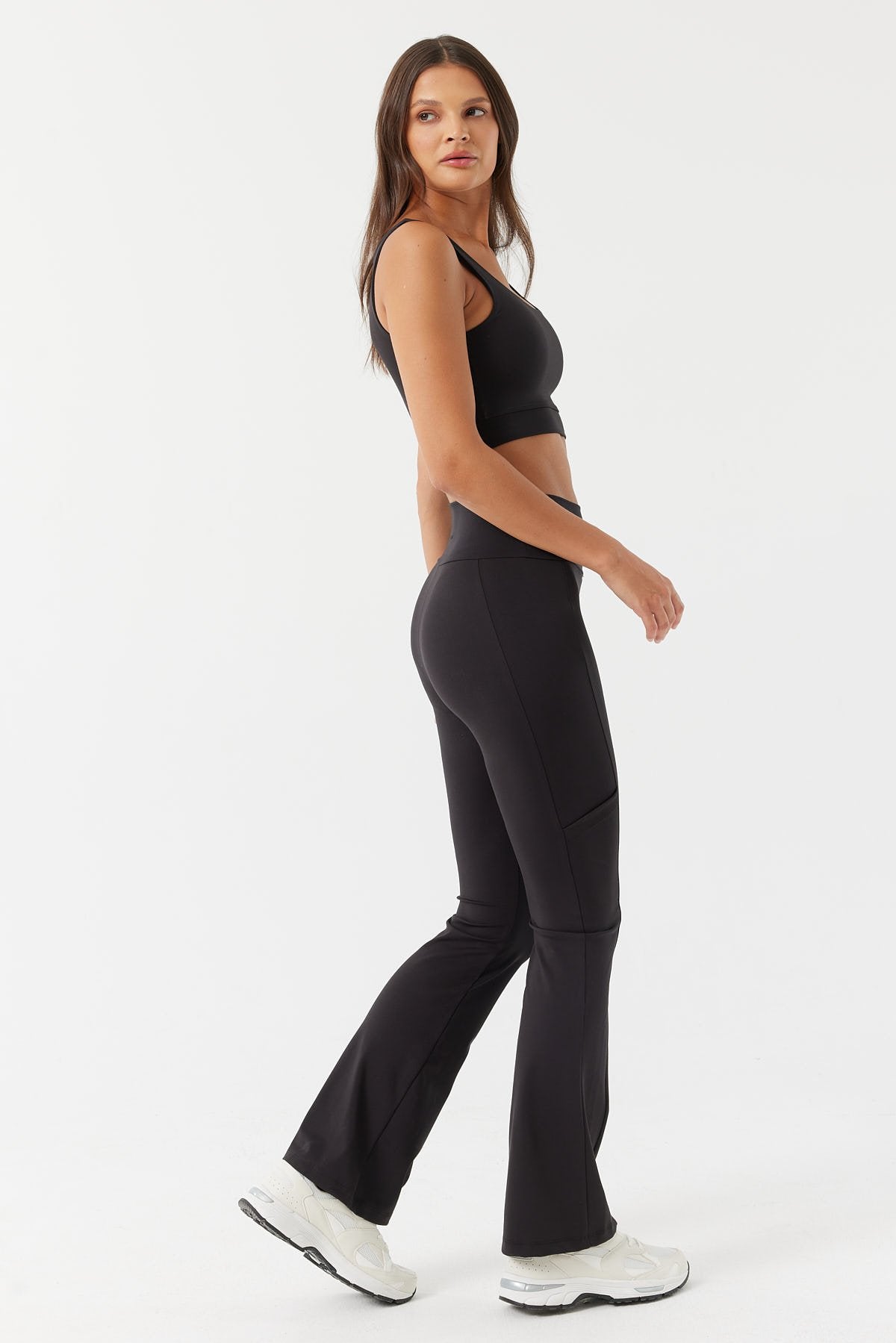 بنطال ضيق نسائي بتفاصيل جيوب 