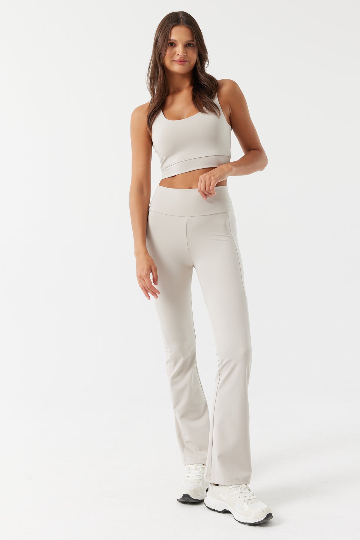 بنطال ضيق نسائي بتفاصيل جيوب 