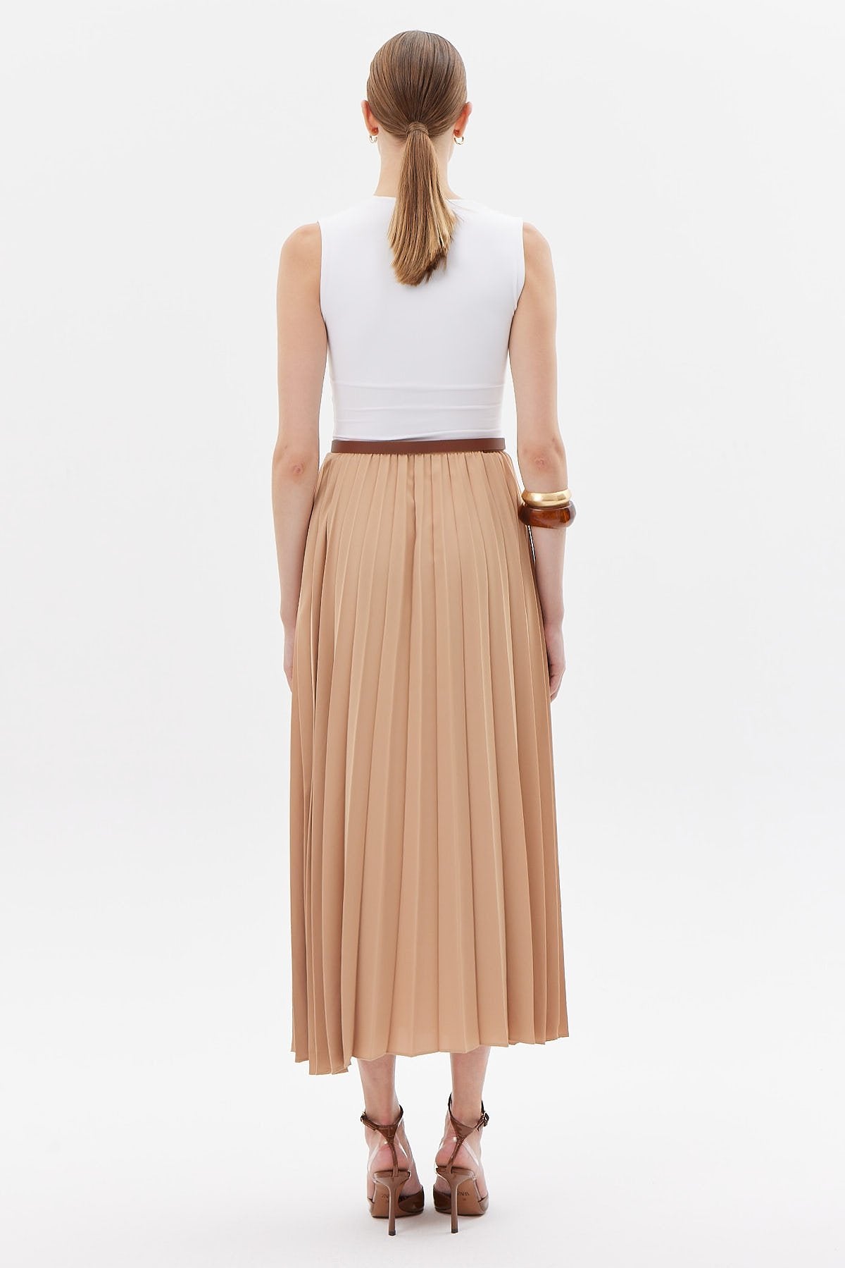 تنورة نسائية مطوية