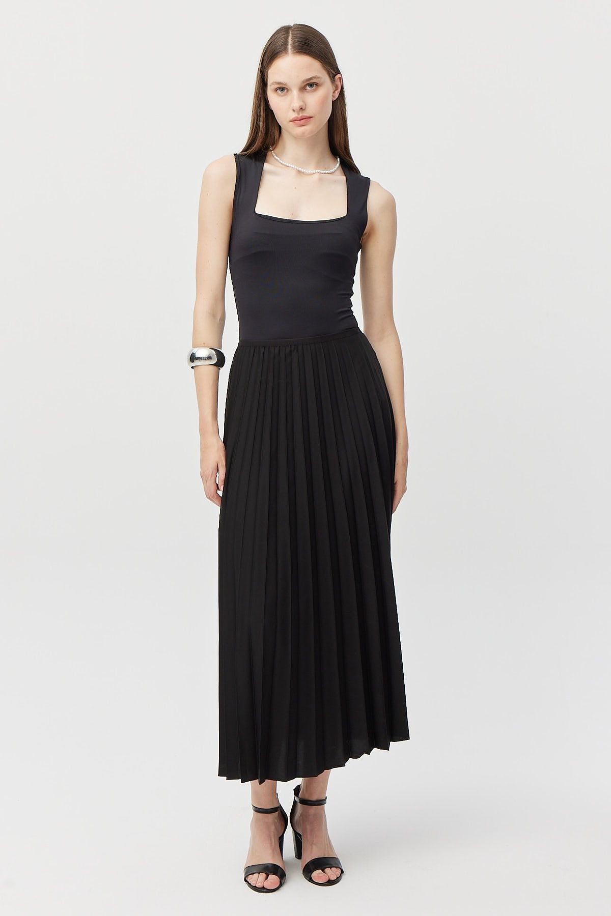 تنورة نسائية مطوية