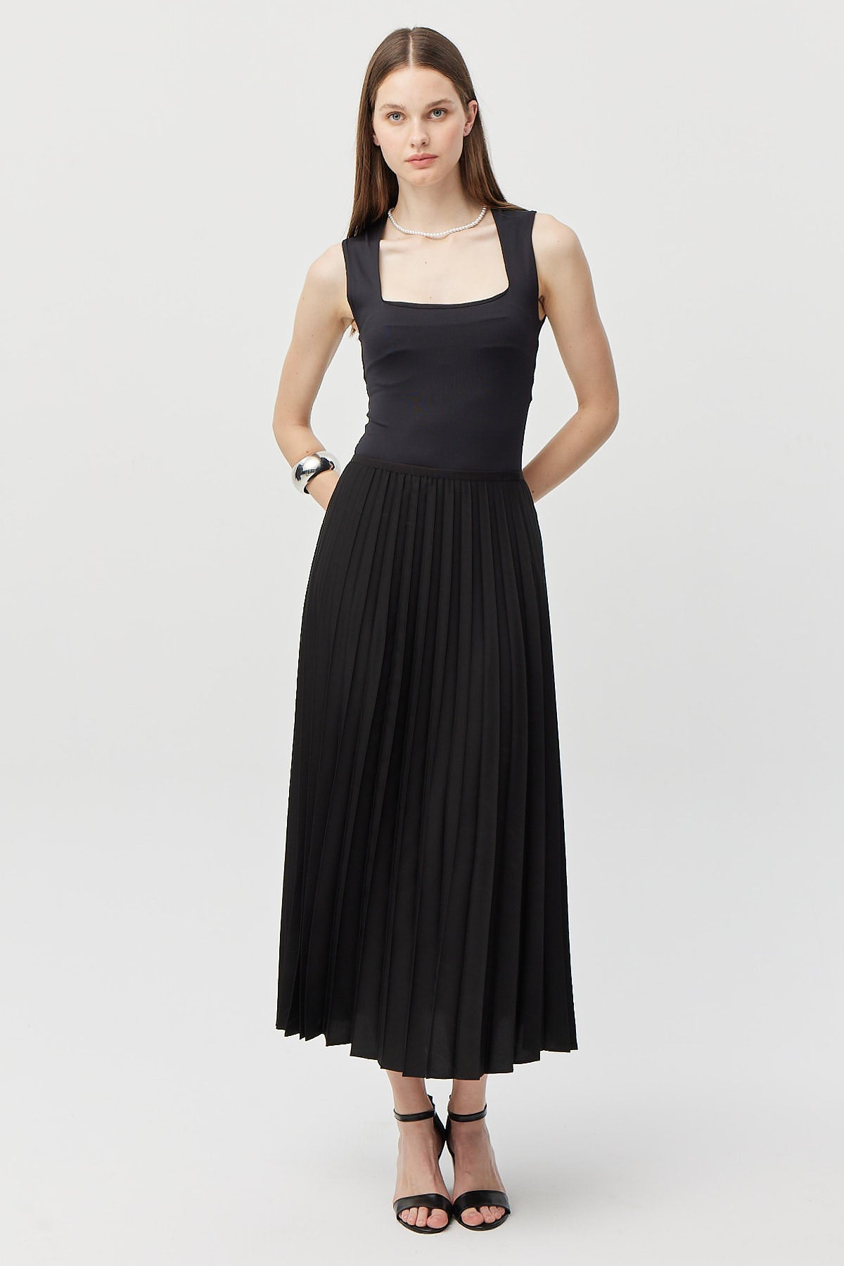 تنورة نسائية مطوية