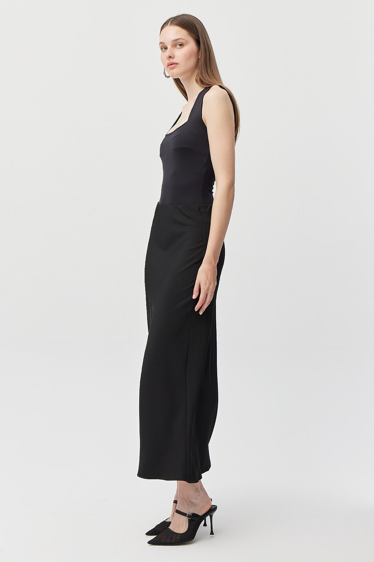 تنورة نسائية بقصّة مستقيمة