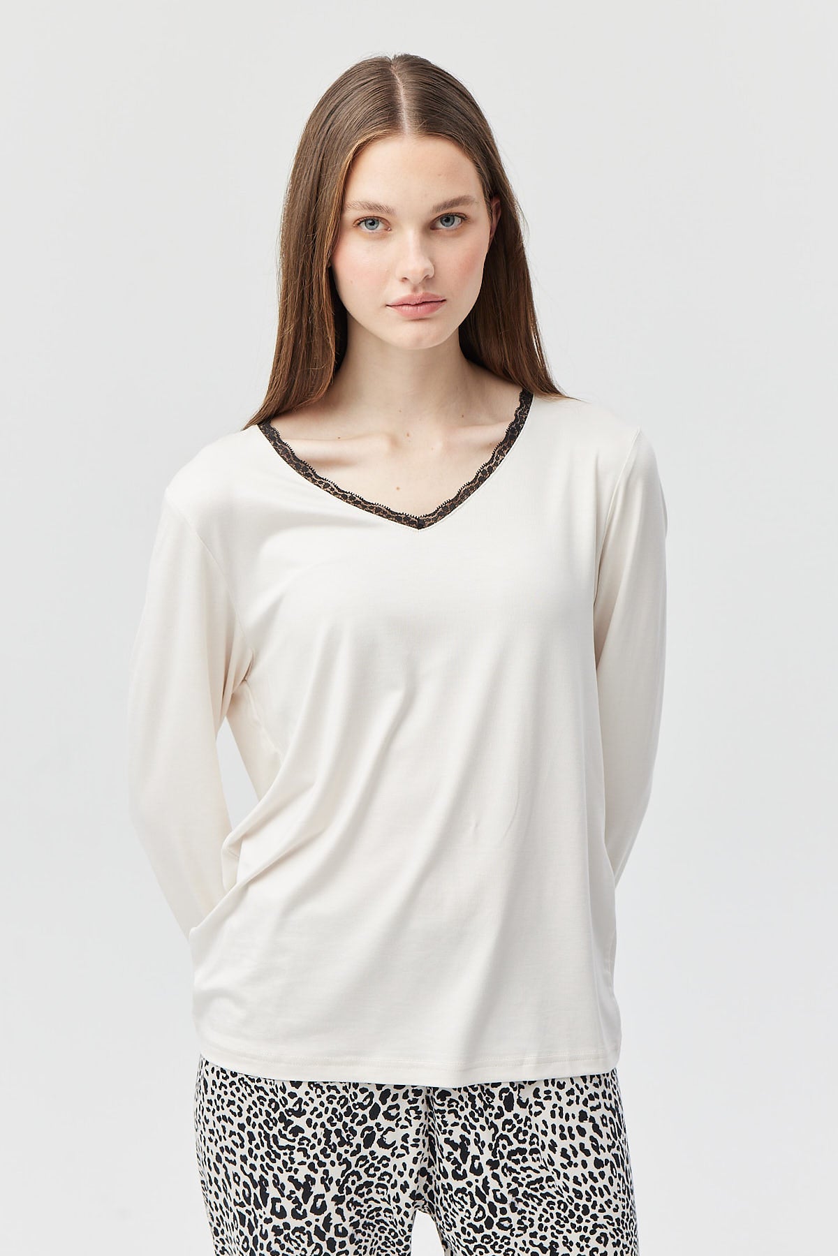 طقم بيجامة نسائي برقبة على شكل حرف V وأكمام طويلة