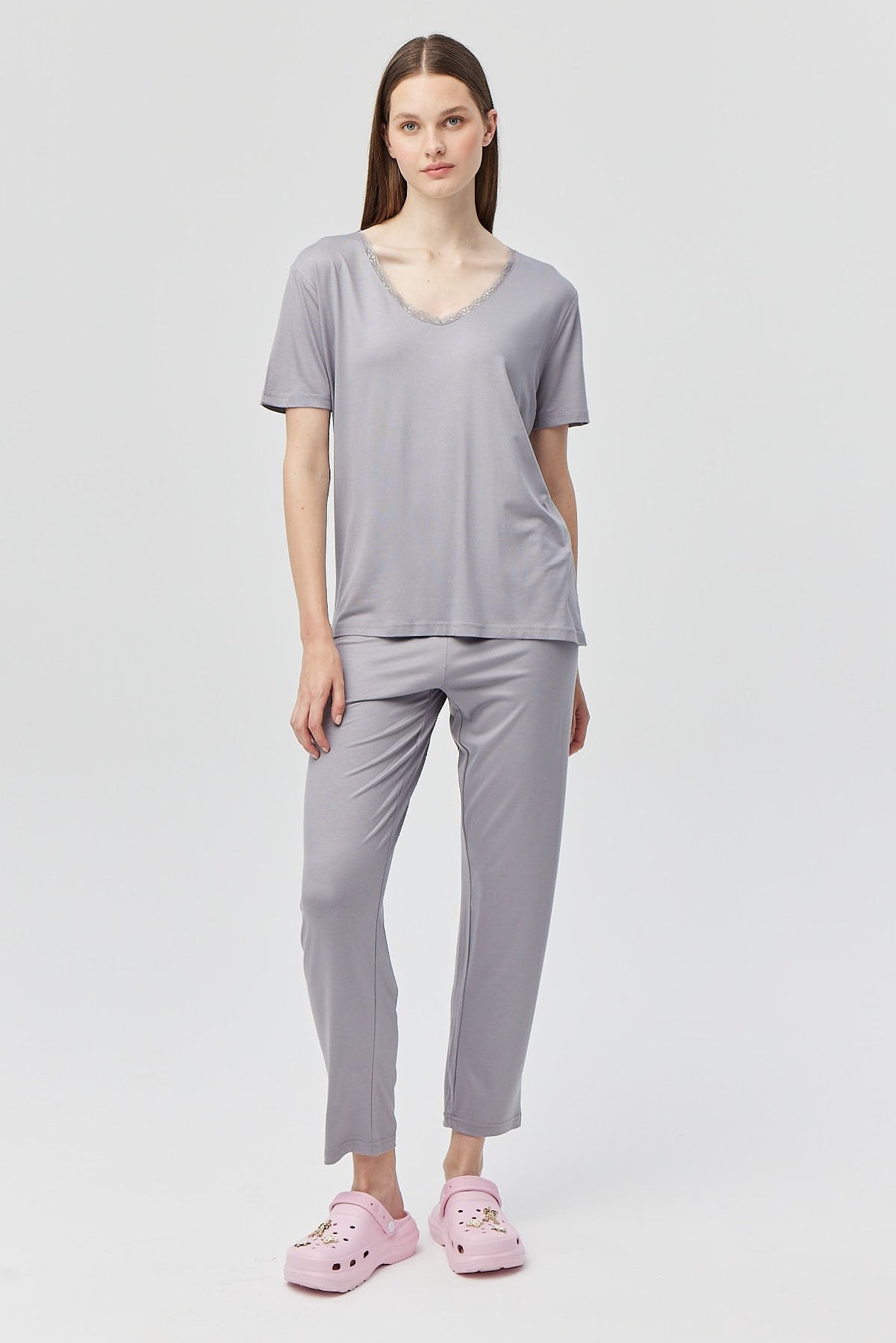 طقم بيجامة نسائية برقبة على شكل حرف V وأكمام قصيرة