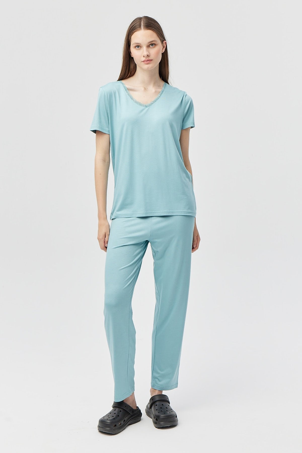 تاخم بیجامەی قۆڵ کورتی ملی V بۆ ئافرەتان 