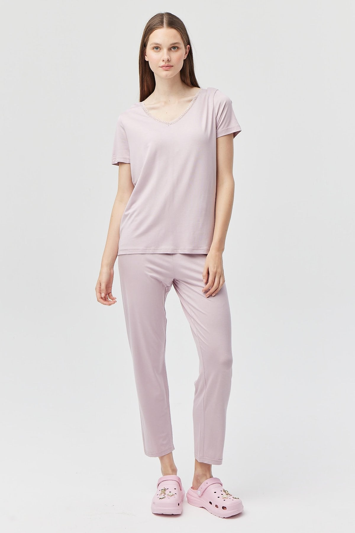 طقم بيجامة نسائية برقبة على شكل حرف V وأكمام قصيرة