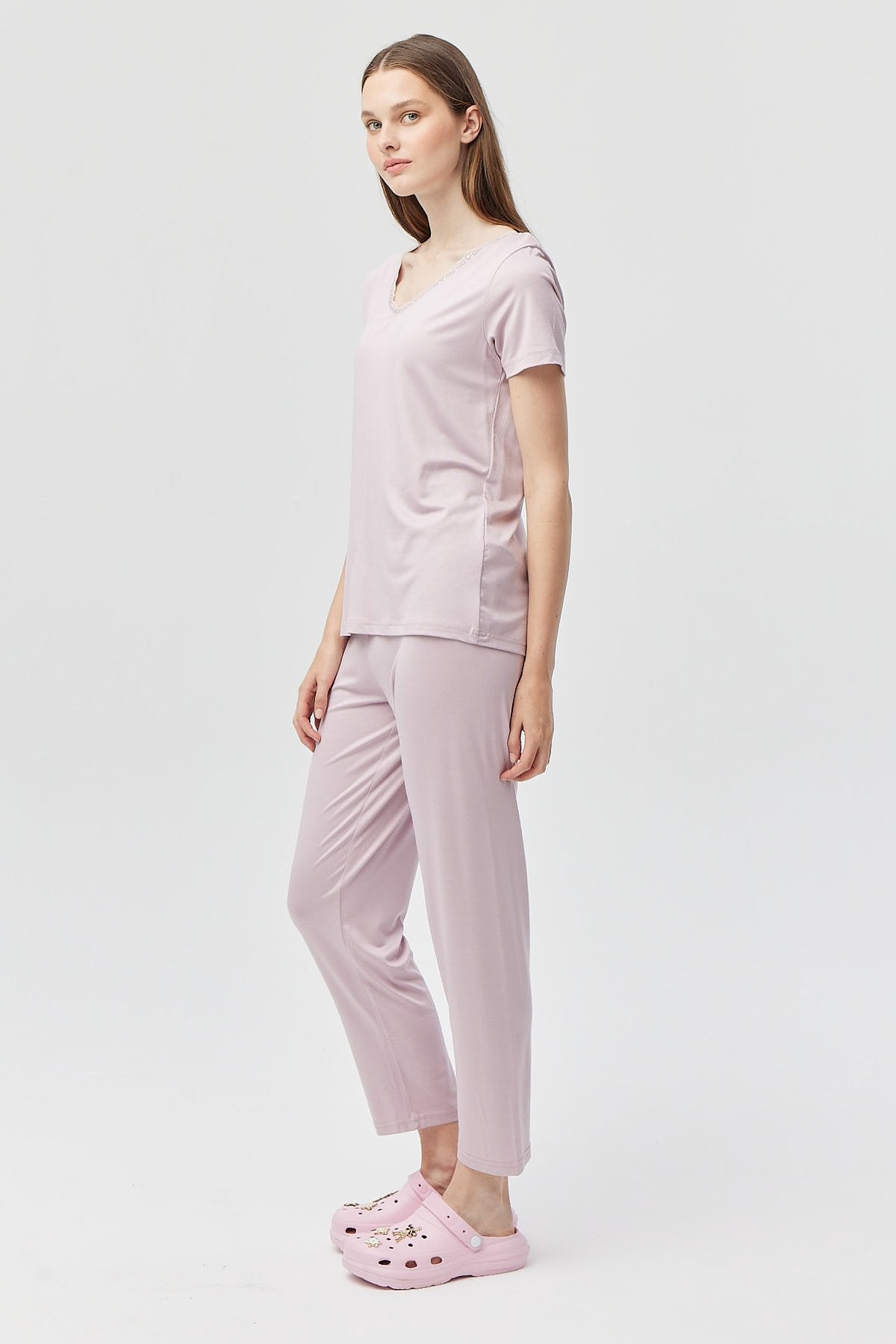 طقم بيجامة نسائية برقبة على شكل حرف V وأكمام قصيرة