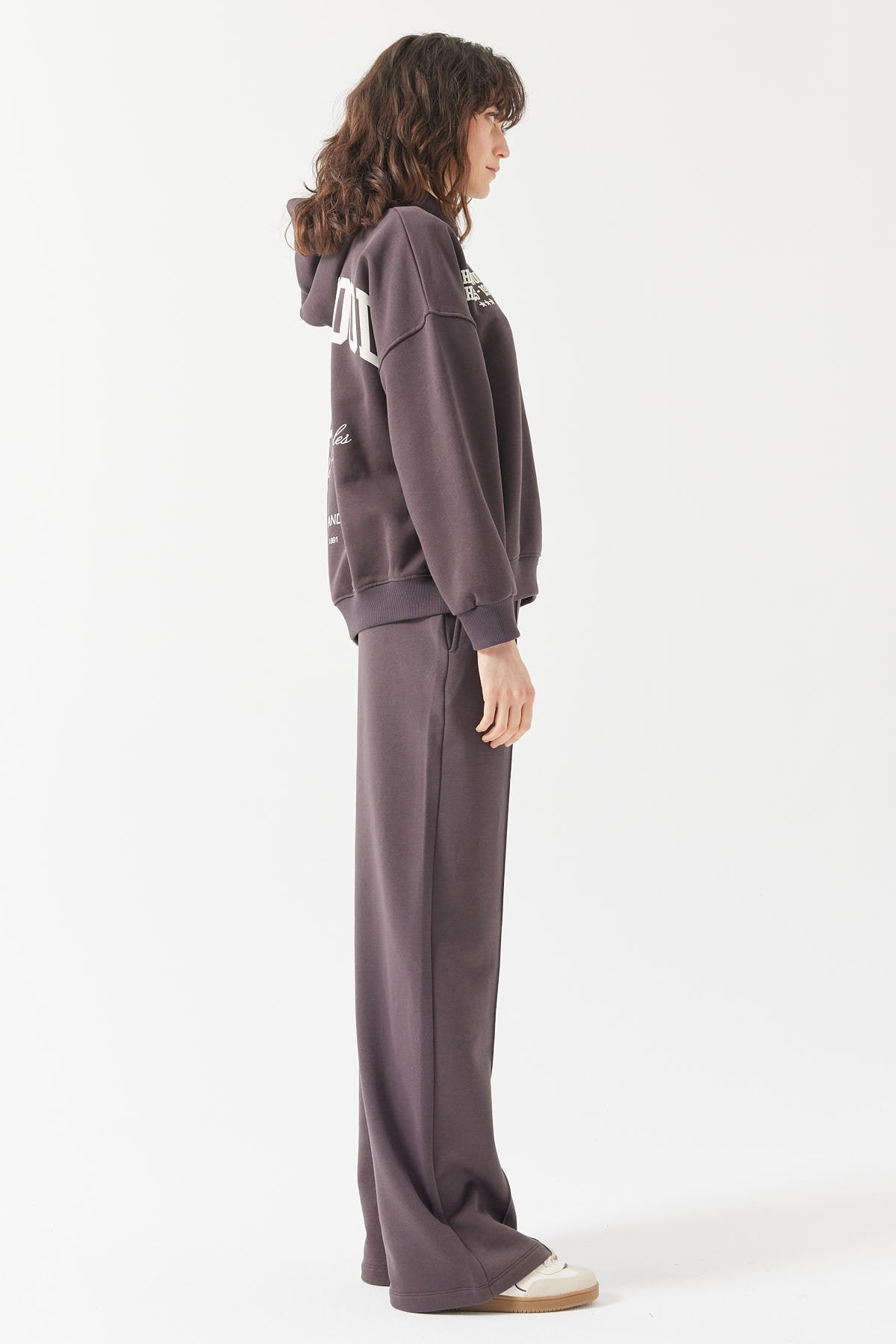 بنطلون رياضي نسائي بتفاصيل مخيطة