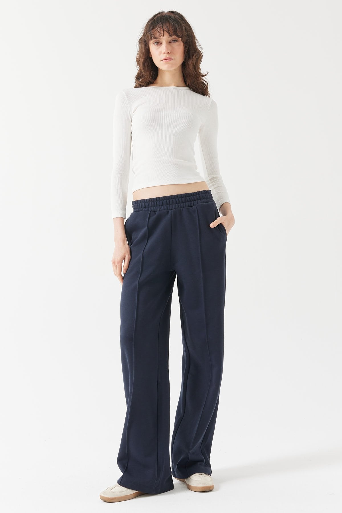 بنطلون رياضي نسائي بتفاصيل مخيطة