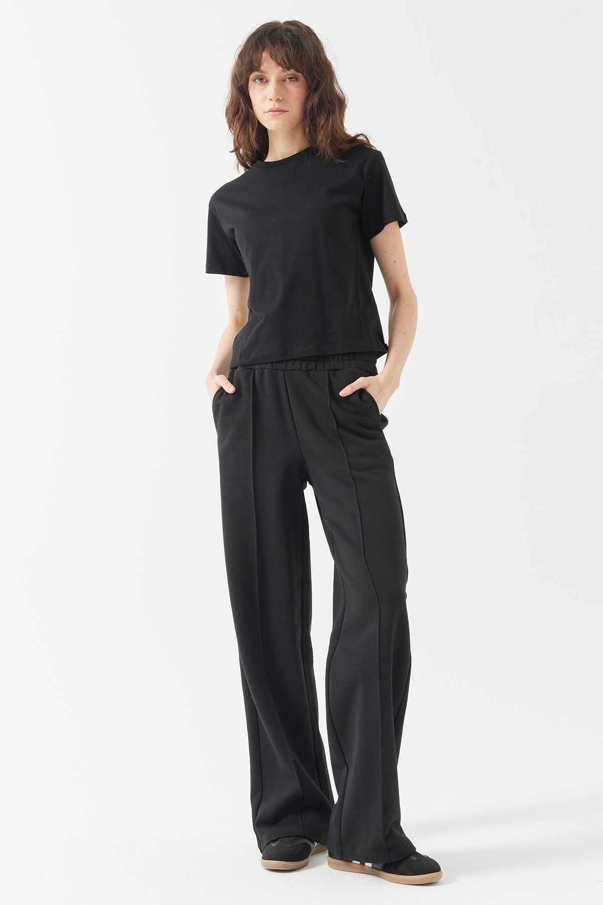 بنطلون رياضي نسائي بتفاصيل مخيطة