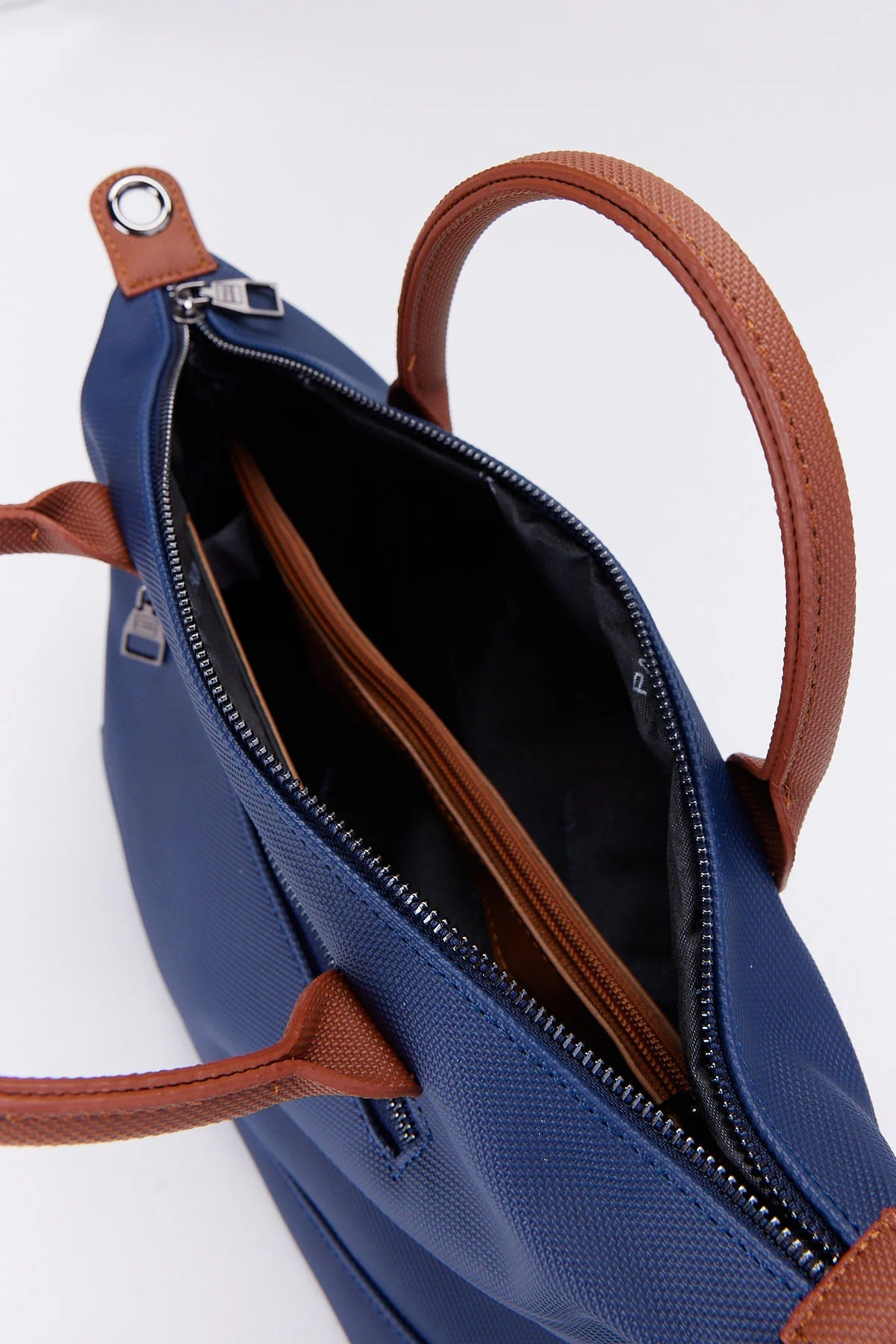 حقيبة نسائية بمقبض قصير