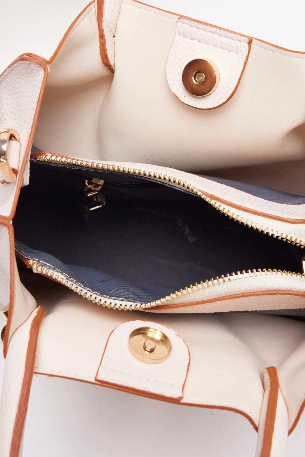 حقيبة كتف نسائية مزينة بتفاصيل مخيطة