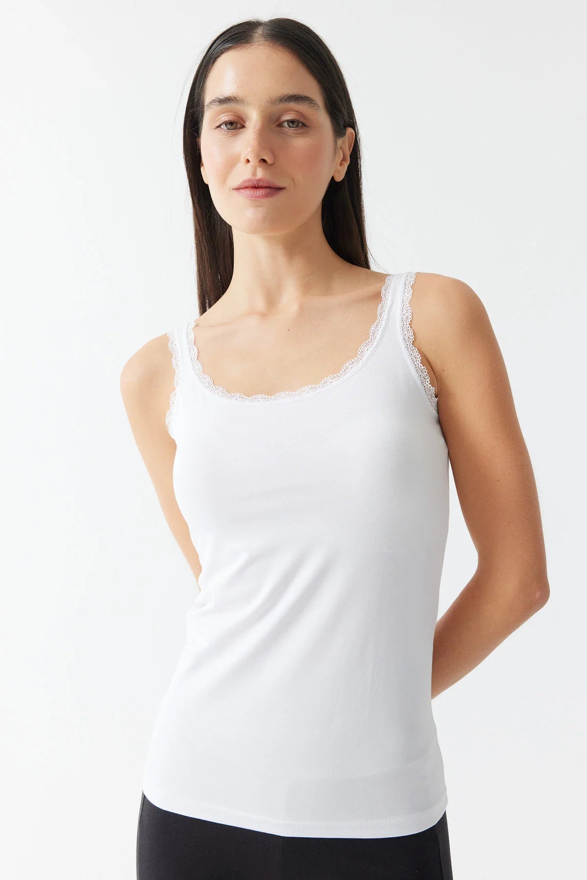 قميص داخلي نسائي بحمالات من الدانتيل