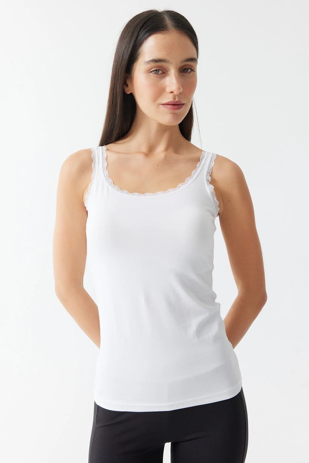 قميص داخلي نسائي بحمالات من الدانتيل