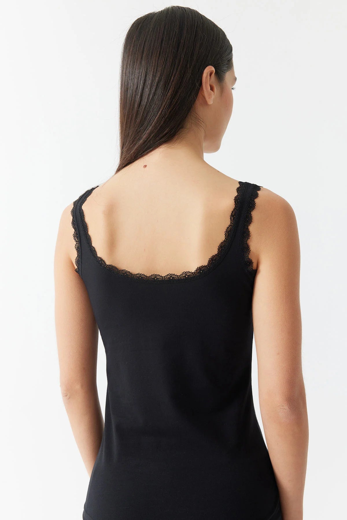 قميص داخلي نسائي بحمالات من الدانتيل